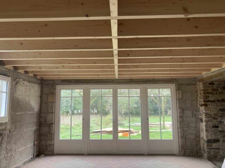 Création d'un solivage porteur et d'une lucarne dans une chaumière à Mesquer (Pays de Guérande, entre Vannes et St Nazaire)