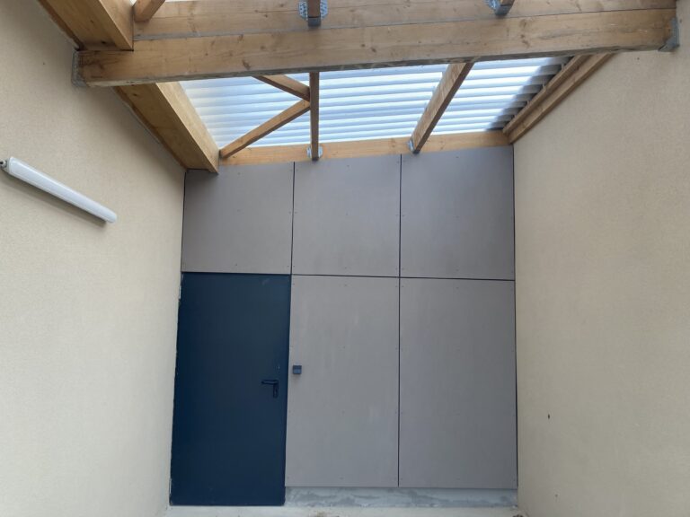 Charpente traditionnelle et bardage fibro-ciment pour un petit collectif à Janzé (entre Rennes et Redon)