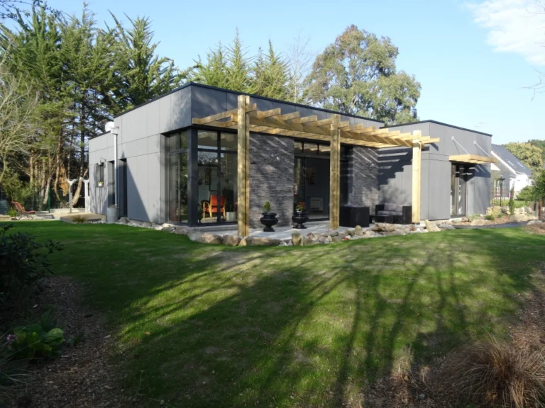 Maison ossature bois bardage composite, pergola, menuiseries extérieures à Redon