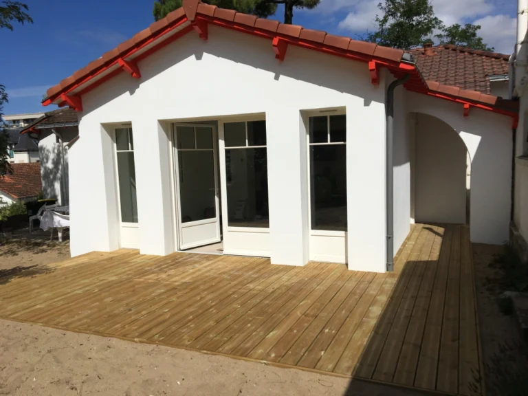 Charpente traditionnelle et terrasse bois sur extension d'une maison à Pornichet (entre Vannes et St Nazaire)