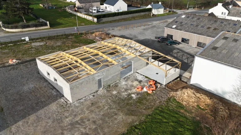 Charpente en "poutres bananes" à Bains sur Oust (Pays de Redon)