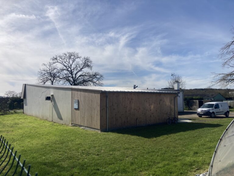 Auvent ossature bois et bardage douglas pour l'extension d'un local technique de la Mairie de Redon