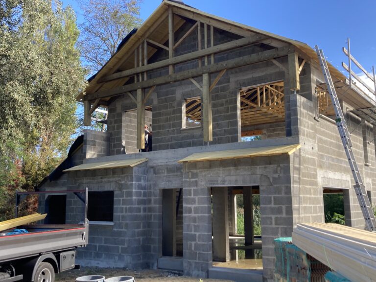 Charpente traditionnelle et industrielle sur une maison neuve à St Brévins Les Pins (Sud de St Nazaire)